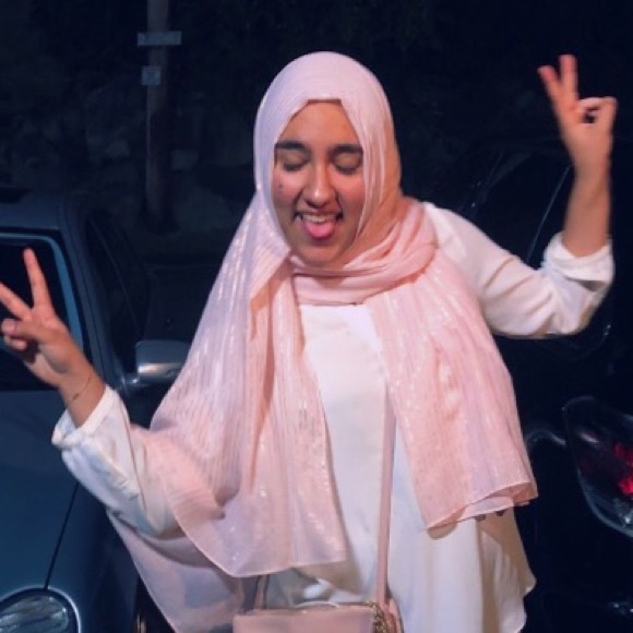 Meet your Posher, Huda - Picture 1 of 1